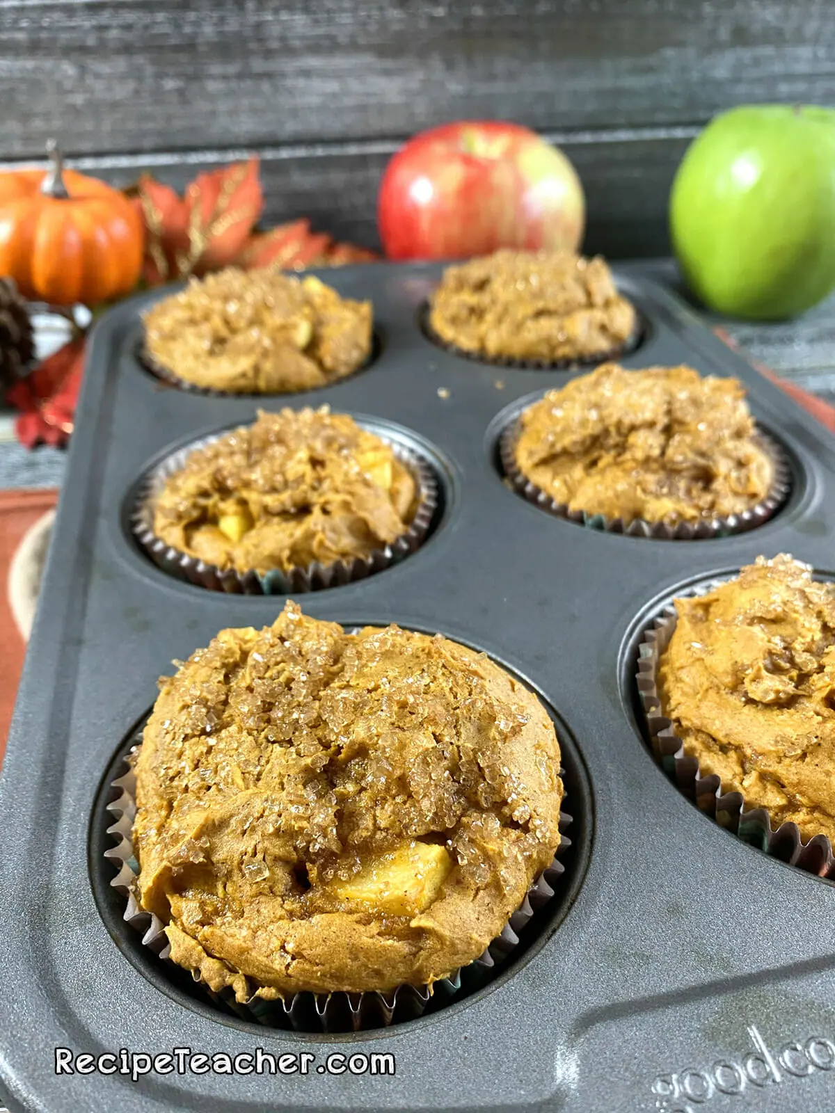 Recipe for pumpkin spice muffins with fresh apples
