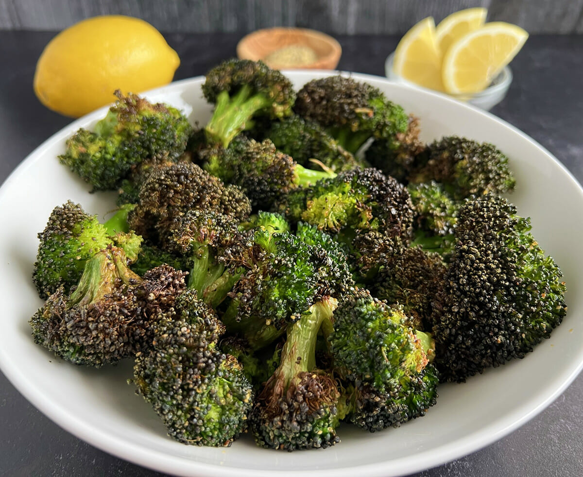 Recipe for air fryer roasted broccoli.