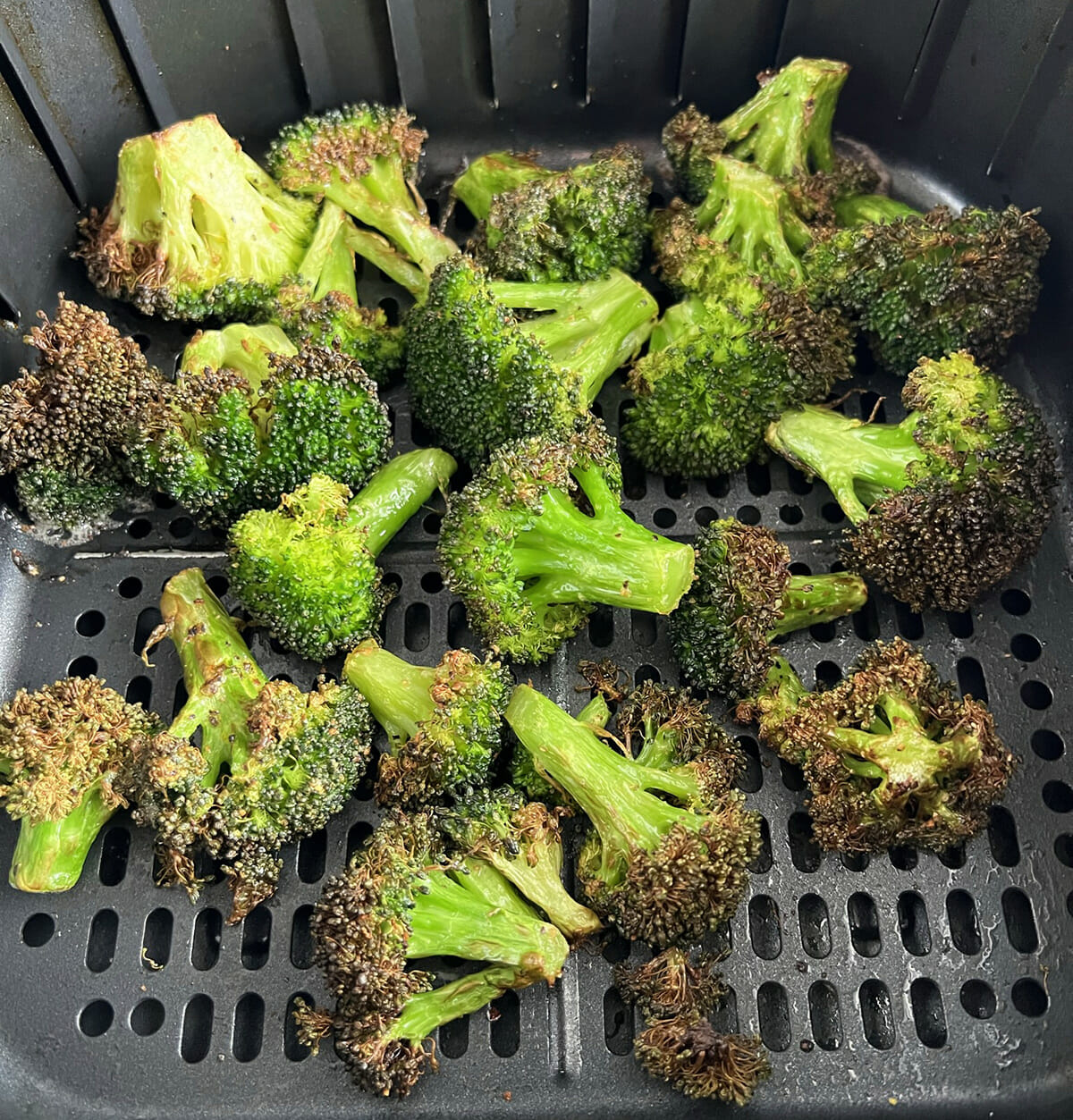 Recipe for roasted lemon pepper broccoli made in an air fryer.