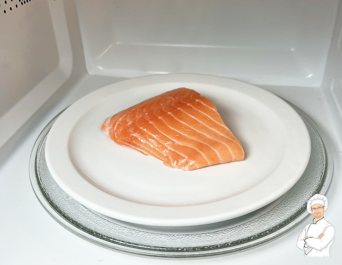Using a microwave oven to defrost salmon