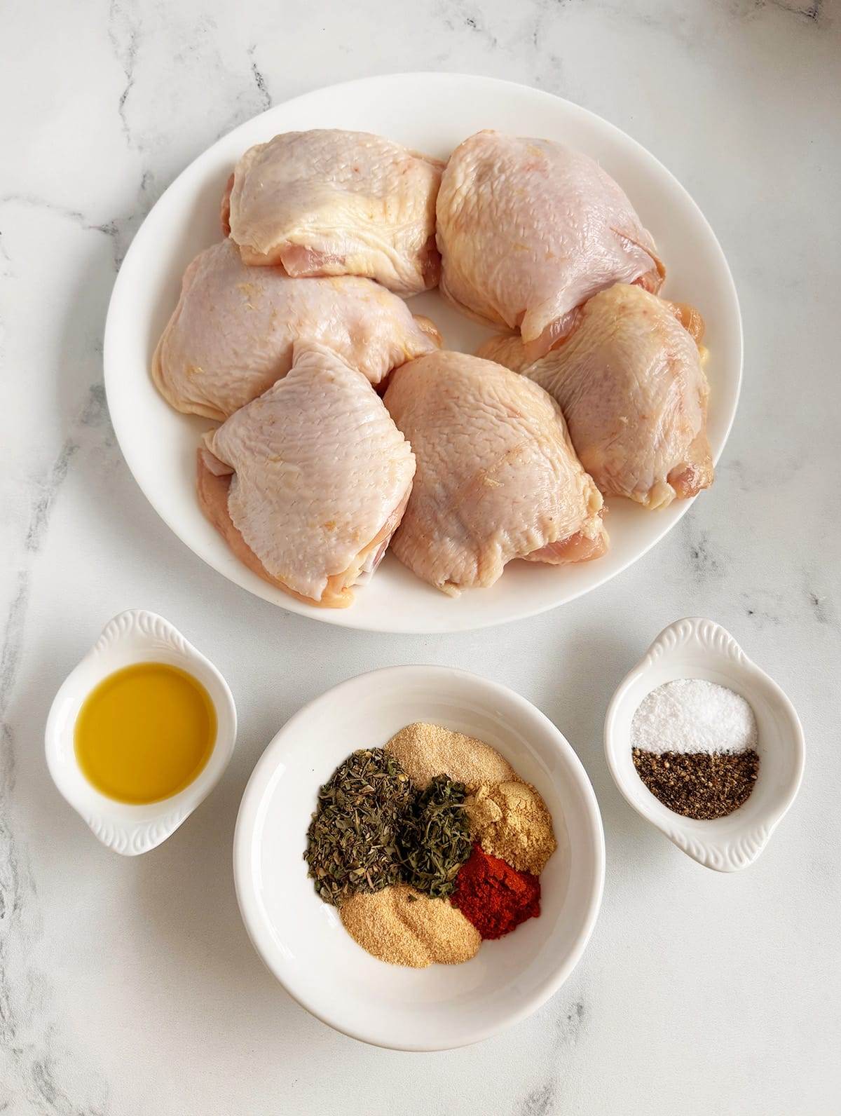 All the ingredients to make crispy and juicy oven baked chicken thighs